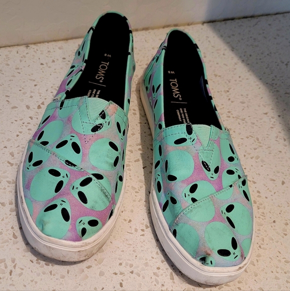 Toms Shoes - TOMS Glow In The Dark Women's Green and Purple Alien Print Flats | Size 8